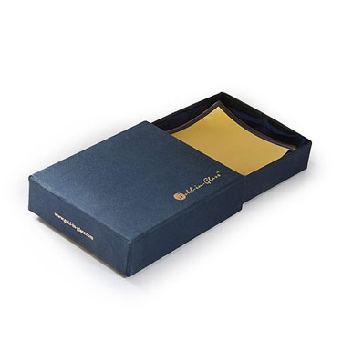 Square plain gold-leaf platter in its presentation box